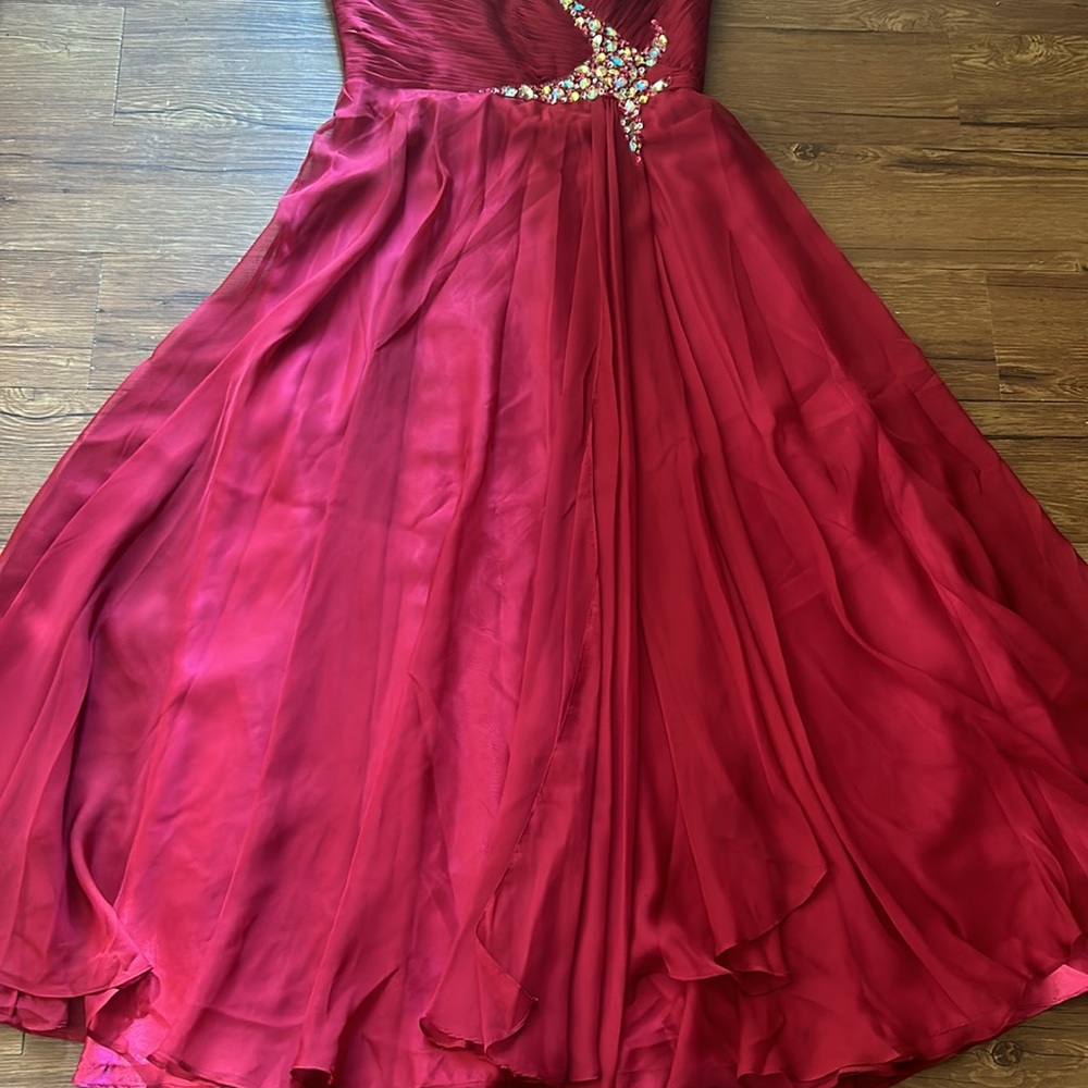 Elegant Red Sleeveless Dress - Picture 10 of 13